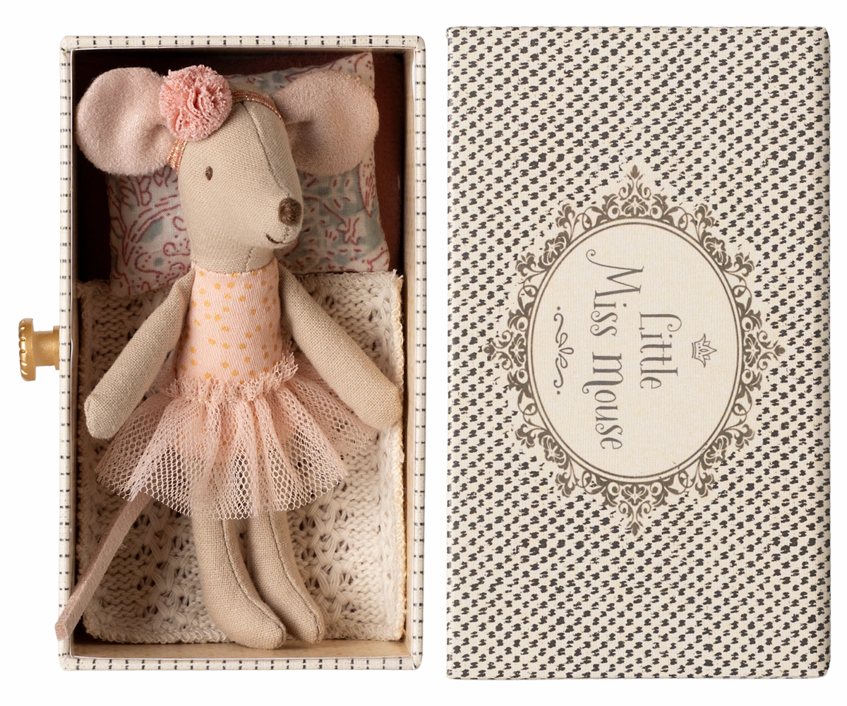 Dance mouse in daybed, Little sister