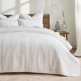 EVERGRACE Luxury Velvet Quilt Set King Size 3 Piece, Soft Cross-Stitch Velvet Comforter Set with Pillow Shams, Lightweight Coverlet Bedspread for All Seasons, Bright White