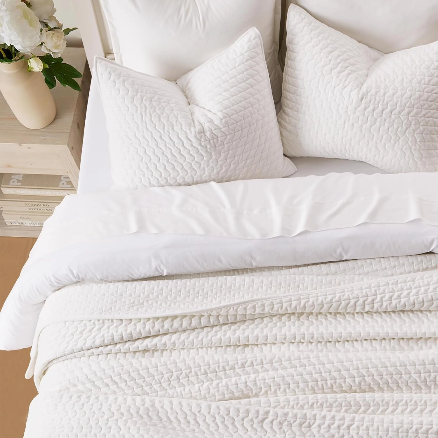EVERGRACE Luxury Velvet Quilt Set King Size 3 Piece, Soft Cross-Stitch Velvet Comforter Set with Pillow Shams, Lightweight Coverlet Bedspread for All Seasons, Bright White