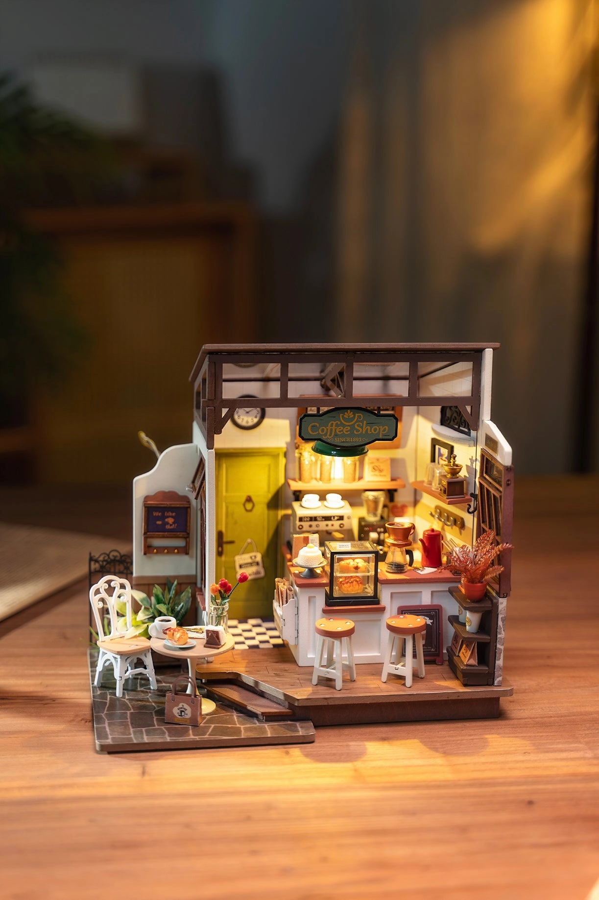 Rolife - Slow Life Café - 1:24 DIY Dollhouse Kit - Medium Level