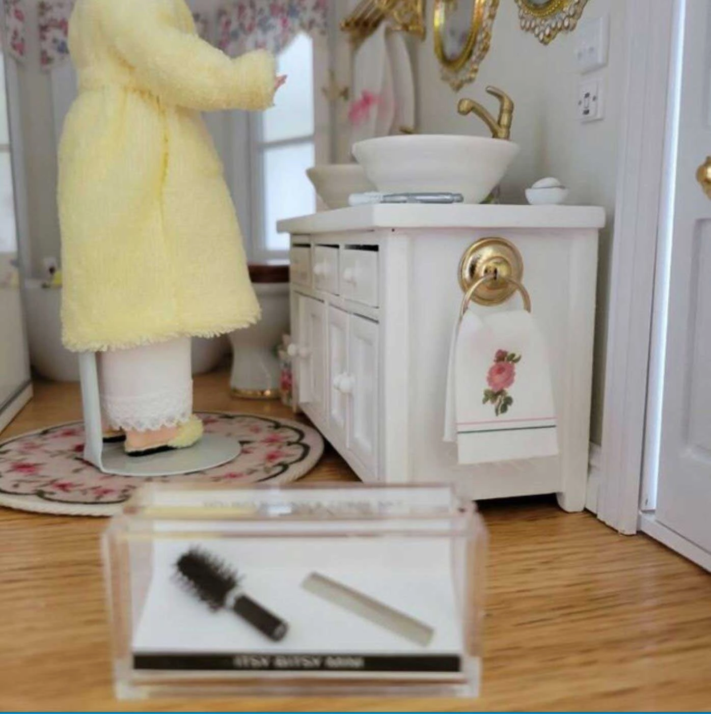 Round Brush and Comb Set Dollhouse Miniature
